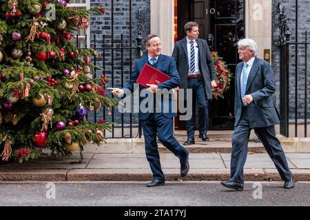 Downing Street, London, Großbritannien. November 2023. Der Außenminister Lord David Cameron und Andrew Mitchell, Abgeordneter, Staatsminister (Minister für Entwicklung) im Außenministerium, Commonwealth and Development Office, nehmen an der wöchentlichen Kabinettssitzung in der Downing Street 10 Teil. Foto: Amanda Rose/Alamy Live News Stockfoto