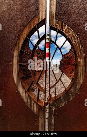 Hochauflösendes, skurriles Reisebild des Leuchtturms Punta de Teno bei gutem Sonnenlicht und negativem Raum, Teneˈɾife; Teneriffa, Kanarische Inseln, Stockfoto