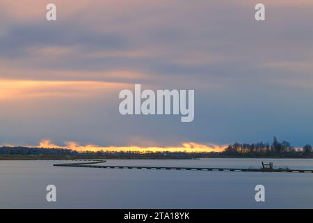 Ein Bild einer 1-minütigen Exposition bei Sonnenuntergang im Naturschutzgebiet 't Roegwold, das sich auf dem Dannemeer in der Nähe des Dorfes Schildwolde in der Prov Stockfoto