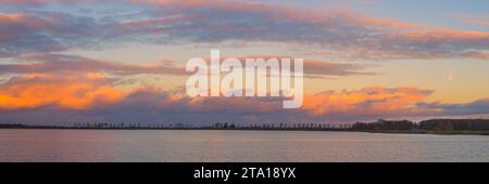 Ein breites 3:1-Panoramablick bei Sonnenuntergang und Mondaufgang im Naturschutzgebiet 't Roegwold, das sich auf dem Dannemeer in der Nähe des Dorfes Schildwolde in der befindet Stockfoto