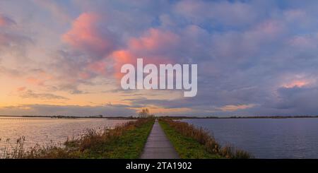 Ein breites 2:1-Panoramabild eines Sonnenuntergangs im Naturschutzgebiet 't Roegwold, das sich auf dem Dannemeer in der Nähe des Dorfes Schildwolde in der Provinz befindet Stockfoto