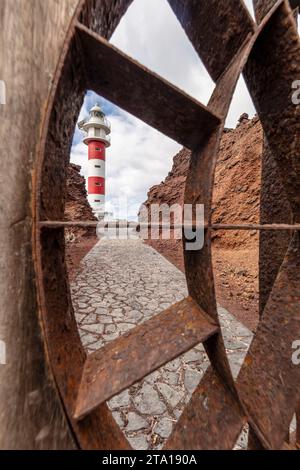 Hochauflösendes, skurriles Reisebild des Leuchtturms Punta de Teno bei gutem Sonnenlicht und negativem Raum, Teneˈɾife; Teneriffa, Kanarische Inseln, Stockfoto