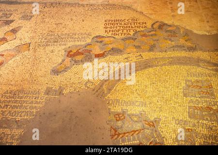 Madaba, Jordanien - 5. November 2022: Mosaikkarte des Heiligen Landes aus dem 6. Jahrhundert auf dem Boden der griechisch-orthodoxen Basilika St. George, Ich Bin'S Stockfoto