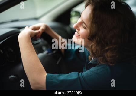 Eine Fahrerin sitzt im Auto. Stockfoto
