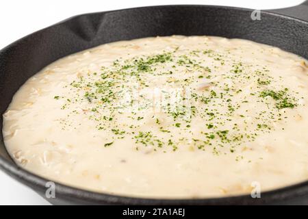 Cremiges Risotto auf weißem Hintergrund Stockfoto