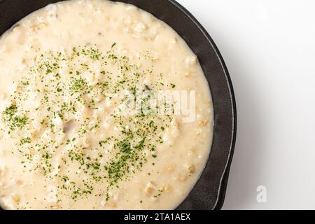 Cremiges Risotto auf weißem Hintergrund Stockfoto