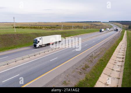 Lkw mit Anhängern auf der Autobahn. Luftaufnahme. Stockfoto