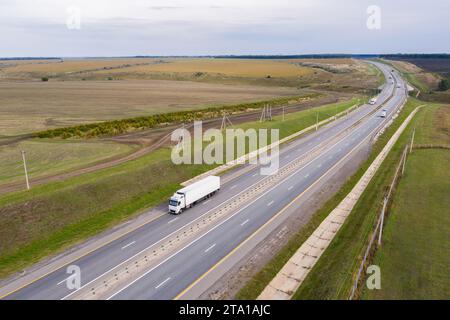 Lkw mit Anhängern auf der Autobahn. Luftaufnahme. Stockfoto