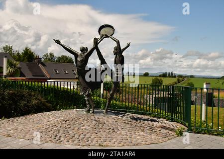 Die fröhlichen irischen Tänzer vor dem Bru Boru Center am Rock of Cashel Stockfoto