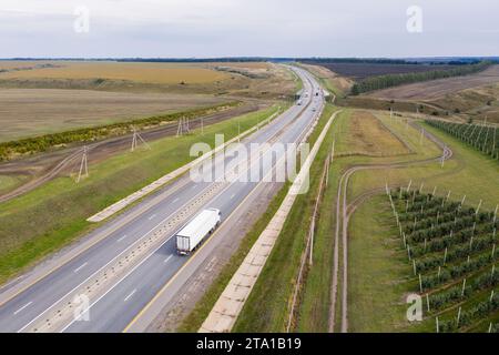 Lkw mit Anhängern auf der Autobahn. Luftaufnahme. Stockfoto