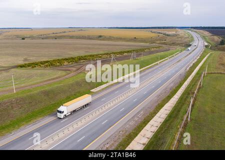 Lkw mit Anhängern auf der Autobahn. Luftaufnahme. Stockfoto