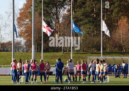 Burton on Trent, Großbritannien. November 2023. Während eines offenen Trainings im St. George's Park, Burton on Trent, stehen die Spieler unter den Fahnen, die auf Halbmast für den ehemaligen England-Manager Terry Venables fliegen. Bilddatum: 28. November 2023. Der Bildnachweis sollte lauten: Darren Staples/Sportimage Credit: Sportimage Ltd/Alamy Live News Stockfoto