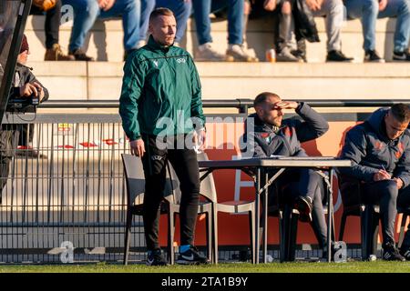 Rotterdam, Niederlande. November 2023. ROTTERDAM, NIEDERLANDE - 28. NOVEMBER: Vierter offizieller Martijn Vos während des Gruppenspiels E - UEFA Youth League 2023/24 zwischen Feyenoord und Atletico Madrid im Sportkomplex Varkenoord am 28. November 2023 in Rotterdam, Niederlande. (Foto von Joris Verwijst/Orange Pictures) Credit: Orange Pics BV/Alamy Live News Stockfoto