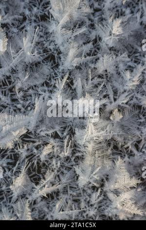 Großer kristalliner Frost auf Eis an einem frostigen Tag aus nächster Nähe, nördliche Natur Stockfoto