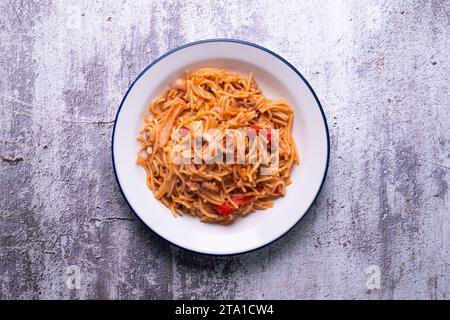 Fideua mit Tintenfisch und Meeresfrüchten. Typisch spanische Tapa mit Paella. Stockfoto