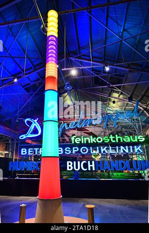 Chemnitz leuchtet das Industriemuseum Chemnitz widmet sich mit der Ausstellung Chemnitz leuchtet vom 01.12.2023 - 05.05.2024 dem künstlichen Licht und besonders der Leuchtreklame, vorab bei einem Presserundgang zu sehen. Das Museum verfügt über eine umfangreiche Sammlung historischer und aktueller Leuchtwerbung aus Karl-Marx-Stadt und Chemnitz. Diese steht im Fokus der Sonderausstellung. Zu sehen sind Leuchtschriften und Motive aus der Zeit von 1960 bis 2000. Die Ausstellung regt darüber hinaus an, sich mit Fragen, wie denen der Bedeutung des künstlichen Lichtes im öffentlichen Raum, des ENERG Stockfoto