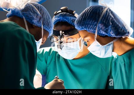 Diverse Chirurgen mit Gesichtsmasken im Operationssaal des Krankenhauses. Medizin, Gesundheitswesen und medizinische Dienstleistungen, unverändert. Stockfoto