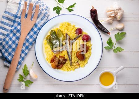 Migas mit Chorizo. Traditionelle spanische Tapa aus Andalusien. Stockfoto