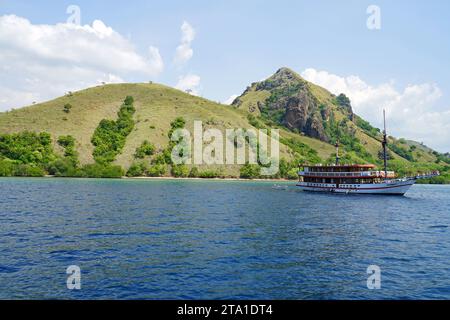 Kapal Pinisi Schiff auf Kelor Island, Labuan Bajo, Komodo Nationalpark, Flores, East Nusatenggara, Indonesien Stockfoto