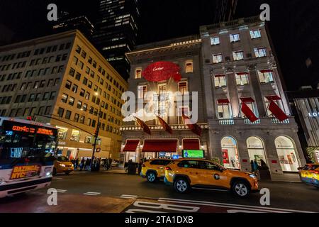 Das Cartier Mansion an der Fifth Avenue in Midtown Manhattan ist am Mittwoch, den 22. November 2023, in New York für Weihnachten eingerichtet. (© Richard B. Levine) Stockfoto