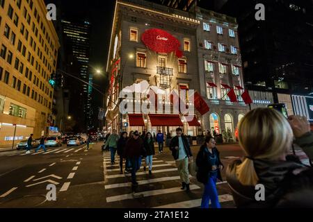 Das Cartier Mansion an der Fifth Avenue in Midtown Manhattan ist am Mittwoch, den 22. November 2023, in New York für Weihnachten eingerichtet. (© Richard B. Levine) Stockfoto