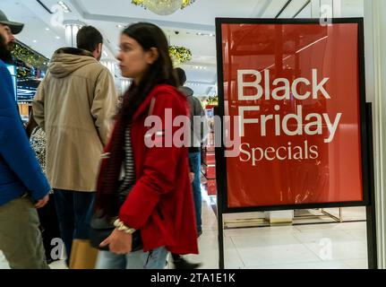 Im Macy's Herald Square Flagship Store in New York tummeln sich zahlreiche Käufer, die am Tag nach Thanksgiving, dem Black Friday, 24. November 2023 einkaufen wollen. Die National Retail Federation prognostiziert, dass am Wochenende des Black Friday 182 Millionen Menschen persönlich und online einkaufen werden, bis zum Cyber Monday. (© Richard B. Levine) Stockfoto