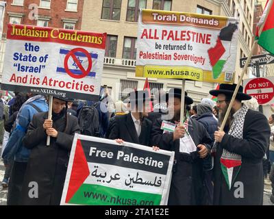 Orthodoxe jüdische Mitglieder des antizionistischen Neturei Karta bei einer Palästina-Kundgebung und marschieren vom Union Square in New York am Mittwoch, den 22. November 2023. (© Frances M. Roberts) Stockfoto