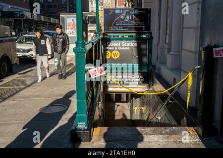 Der U-Bahn-Eingang in Greenwich Village in New York wurde am Samstag, den 25. November 2023 aufgepeppt. (© Richard B. Levine) Stockfoto