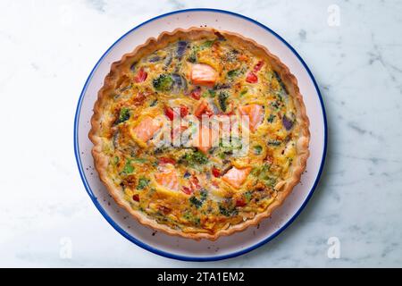 Traditionelle Lachsquiche mit Brokkoli und Gemüse. Stockfoto