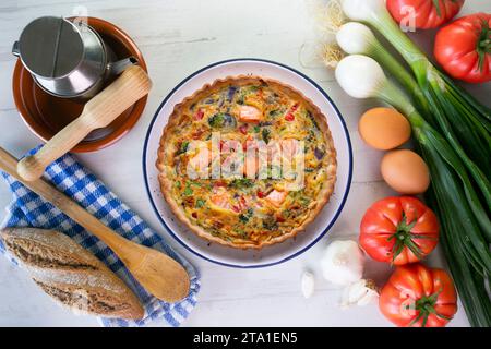 Traditionelle Lachsquiche mit Brokkoli und Gemüse. Stockfoto