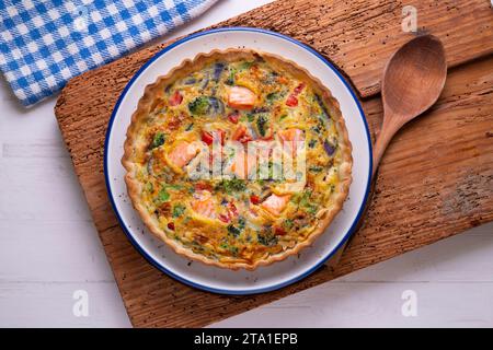 Traditionelle Lachsquiche mit Brokkoli und Gemüse. Stockfoto