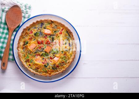 Traditionelle Lachsquiche mit Brokkoli und Gemüse. Stockfoto