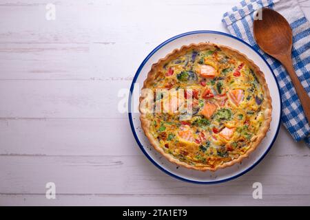 Traditionelle Lachsquiche mit Brokkoli und Gemüse. Stockfoto