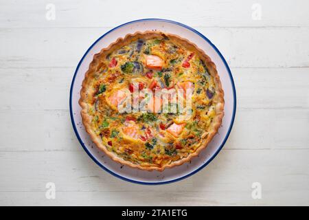 Traditionelle Lachsquiche mit Brokkoli und Gemüse. Stockfoto