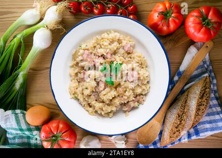 Katalanisches Butifarra-Wurstrisotto mit Parmesan. Gemischte spanische und italienische Rezepte. Stockfoto