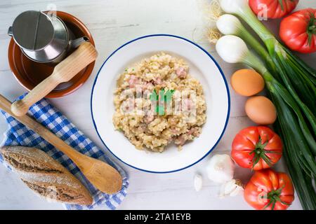 Katalanisches Butifarra-Wurstrisotto mit Parmesan. Gemischte spanische und italienische Rezepte. Stockfoto