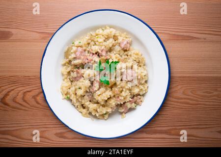 Katalanisches Butifarra-Wurstrisotto mit Parmesan. Gemischte spanische und italienische Rezepte. Stockfoto