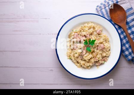 Katalanisches Butifarra-Wurstrisotto mit Parmesan. Gemischte spanische und italienische Rezepte. Stockfoto