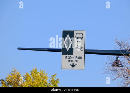 15. Oktober 2022 - Calgary Alberta Canada - Schilder für Busse und Radwege in Calgary Stockfoto