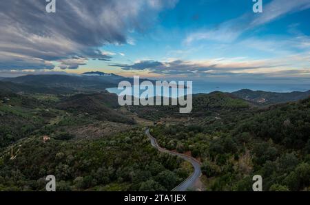 Landschaftsblick auf kurvige Bergstraße und Portoferraio Bay auf Elba Island bei Sonnenaufgang Stockfoto