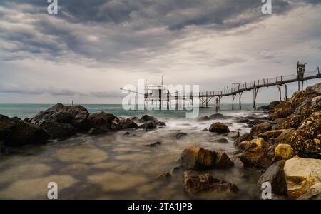 Langzeitaufnahme der Trabocco Turchino Angelmaschine und Hütte an der Küste der Abruzzen in Italien Stockfoto