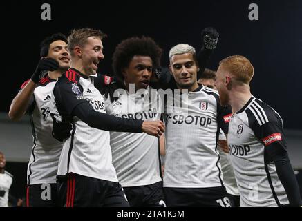 TOR 2:1, Willian of Fulham Torfeier nach einem Elfmeterschießen. - Fulham gegen Wolverhampton Wanderers, Premier League, Craven Cottage Stadium, London, Großbritannien - 27. November 2023. Nur redaktionelle Verwendung – es gelten Einschränkungen für DataCo. Stockfoto