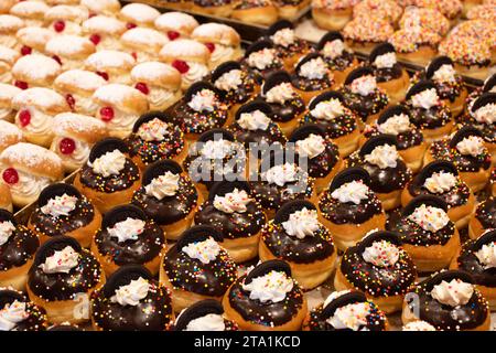 Dekorative Donuts in einer Jerusalemer Bäckerei während der Feier des jüdischen Feiertags von Hanukka, wenn es traditionell ist, in Öl frittierte Speisen zu essen. Stockfoto