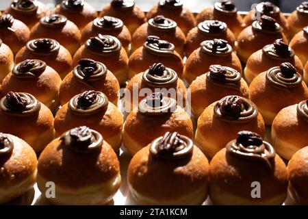 Dekorative Donuts in einer Jerusalemer Bäckerei während der Feier des jüdischen Feiertags von Hanukka, wenn es traditionell ist, in Öl frittierte Speisen zu essen. Stockfoto