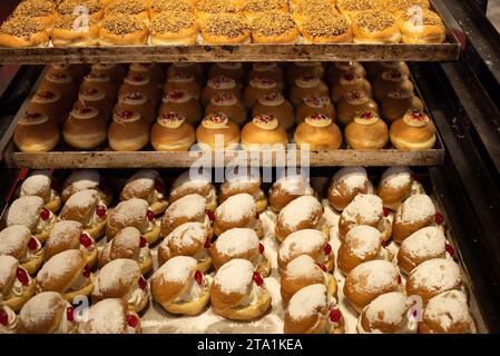 Dekorative Donuts in einer Jerusalemer Bäckerei während der Feier des jüdischen Feiertags von Hanukka, wenn es traditionell ist, in Öl frittierte Speisen zu essen. Stockfoto