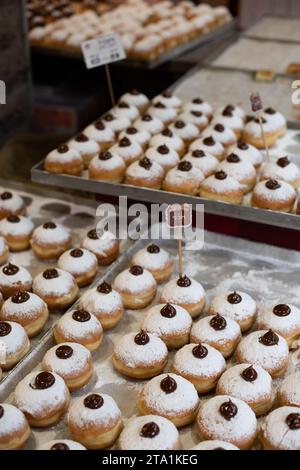 Dekorative Donuts in einer Jerusalemer Bäckerei während der Feier des jüdischen Feiertags von Hanukka, wenn es traditionell ist, in Öl frittierte Speisen zu essen. Stockfoto