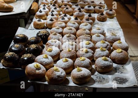 Dekorative Donuts in einer Jerusalemer Bäckerei während der Feier des jüdischen Feiertags von Hanukka, wenn es traditionell ist, in Öl frittierte Speisen zu essen. Stockfoto