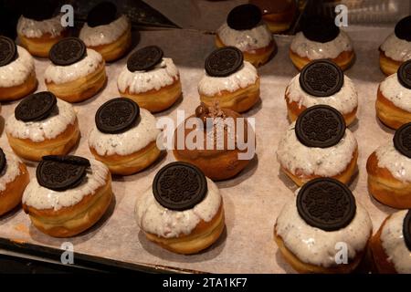 Dekorative Donuts in einer Jerusalemer Bäckerei während der Feier des jüdischen Feiertags von Hanukka, wenn es traditionell ist, in Öl frittierte Speisen zu essen. Stockfoto