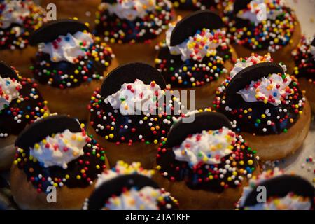 Dekorative Donuts in einer Jerusalemer Bäckerei während der Feier des jüdischen Feiertags von Hanukka, wenn es traditionell ist, in Öl frittierte Speisen zu essen. Stockfoto