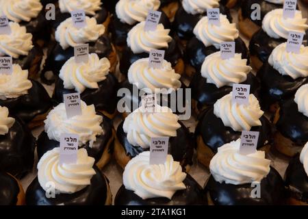 Dekorative Donuts in einer Jerusalemer Bäckerei während der Feier des jüdischen Feiertags von Hanukka, wenn es traditionell ist, in Öl frittierte Speisen zu essen. Stockfoto